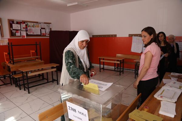 Diyarbakır'da oy kullanma işleminden manzaralar - Sputnik Türkiye