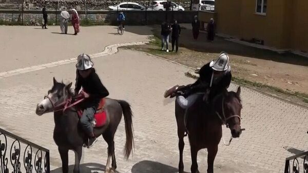 Atlarıyla oy kullanmaya giden Kırgızlar - Sputnik Türkiye