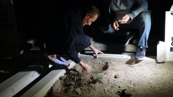 Kayseri'nin Kocasinan ilçesinde mezarlık ziyaretine giden kadın, bir mezarlığın içerisinde insan kemiği bulduğunu söyleyerek polis ekiplerini harekete geçirdi. Yapılan çalışmalarda kemiğin bir hayvana ait olduğu tespit edildi. - Sputnik Türkiye