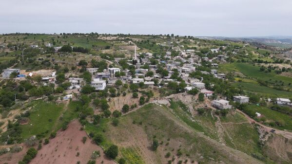 Deprem nedeniyle tepe çökünce manzarası değişen iki köy - Sputnik Türkiye