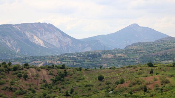Deprem nedeniyle tepe çökünce manzarası değişen iki köy - Sputnik Türkiye