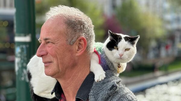 Boynunda kedisi ile Türkiye'yi dolaşıyor - Sputnik Türkiye