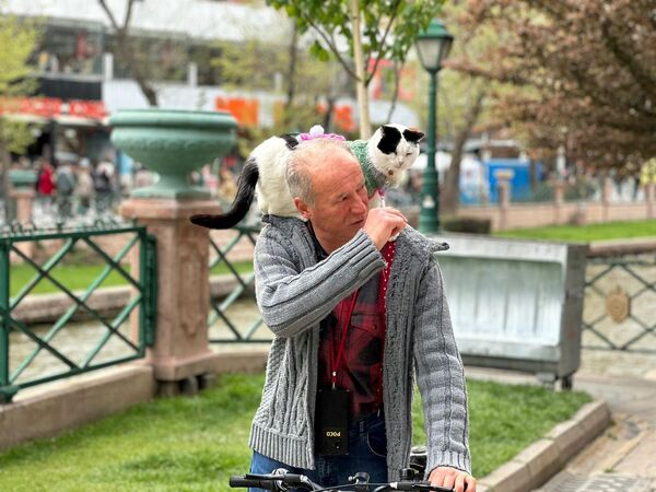 Boynunda kedisi ile Türkiye'yi dolaşıyor - Sputnik Türkiye