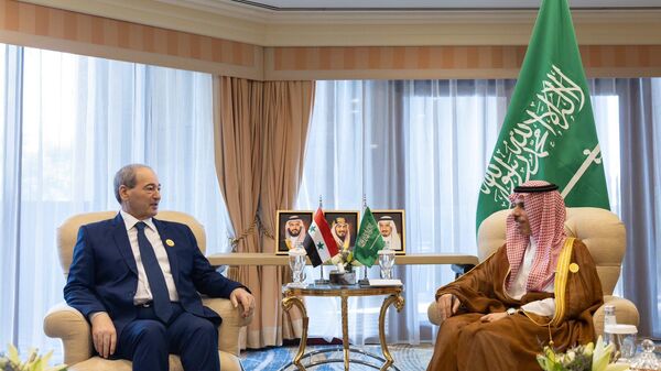 Suudi Arabistan Dışişleri Bakanı Faysal bin Ferhan (sağda) ile Suriye Dışişleri Bakanı Faysal el-Mikdad (solda) - Sputnik Türkiye
