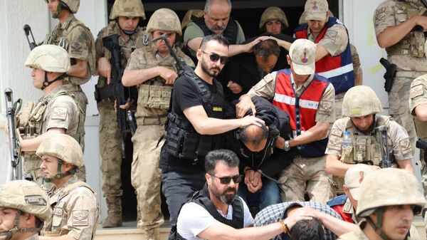Mardin'de Irak uyruklu kişilerin araçlarını, yağmalayanlara yönelik düzenlenen operasyonda gözaltına alınan 6 şüpheliden 4'ü tutuklandı. - Sputnik Türkiye