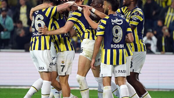 Fenerbahçe, Trabzonspor'u 3-1 mağlup ederek rakibine karşı Süper Lig'de sahasındaki yenilmezlik serisini 26 maça çıkardı. - Sputnik Türkiye