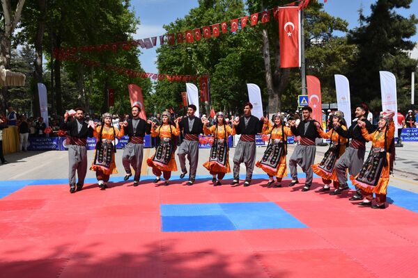 Malatya&#x27;da 19 Mayıs Atatürk&#x27;ü Anma, Gençlik ve Spor Bayramı çeşitli etkinliklerle kutlandı. Halk oyunları ekibi gösteri yaptı. - Sputnik Türkiye