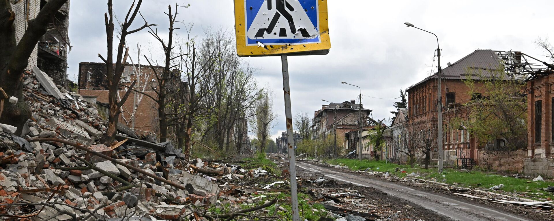 Artyomovsk'ta Ukrayna ordusu tarafından yıkılan konut ve idari binalar görüntülendi - Sputnik Türkiye, 1920, 01.09.2023