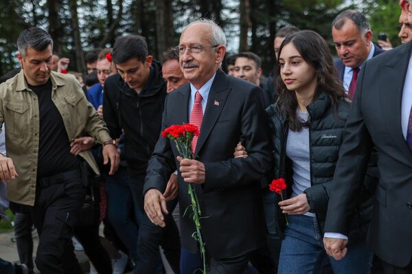 Aslanlı Yol&#x27;dan yürüyerek Gazi Mustafa Kemal Atatürk&#x27;ün mozolesine gelen Kılıçdaroğlu ve beraberindeki gençler, mozoleye karanfil bırakmalarının ardından saygı duruşunda bulundu.  - Sputnik Türkiye
