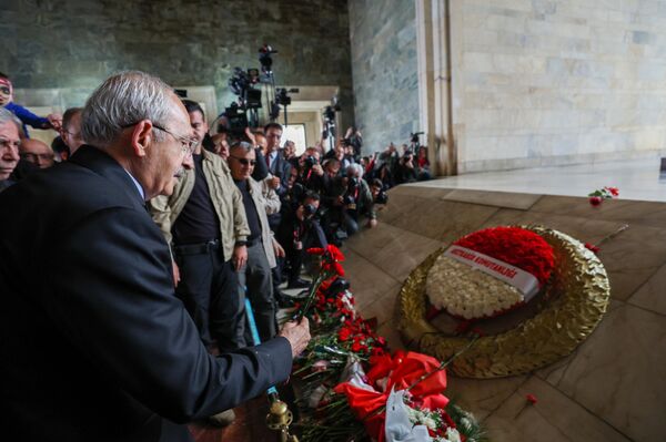 Aslanlı Yol&#x27;dan yürüyerek Gazi Mustafa Kemal Atatürk&#x27;ün mozolesine gelen Kılıçdaroğlu ve beraberindeki gençler, mozoleye karanfil bırakmalarının ardından saygı duruşunda bulundu.  - Sputnik Türkiye