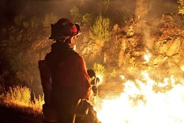 260 itfaiyeci ve 165 askerin alevlere müdahale ettiği yangın nedeniyle Cadalso, Descargamaria ve Robledillo de Gata köylerinde 600 kişi tahliye edildi. Bölgedeki üç yol da trafiğe kapatıldı. - Sputnik Türkiye