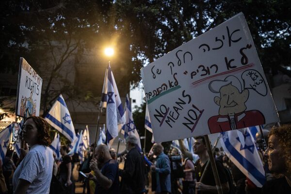 Başta Tel Aviv, Batı Kudüs, Hayfa, Rehovot gibi kentler olmak üzere ülke genelinde onlarca noktadaki gösterilere on binlerce İsrailli katıldı. Her hafta olduğu gibi en yoğun katılımlı gösteriye ev sahipliği yapan Tel Aviv'de binlerce protestocu, Kaplan Caddesi'ndeki Hükümet Kompleksi'nin önünde toplandı. - Sputnik Türkiye