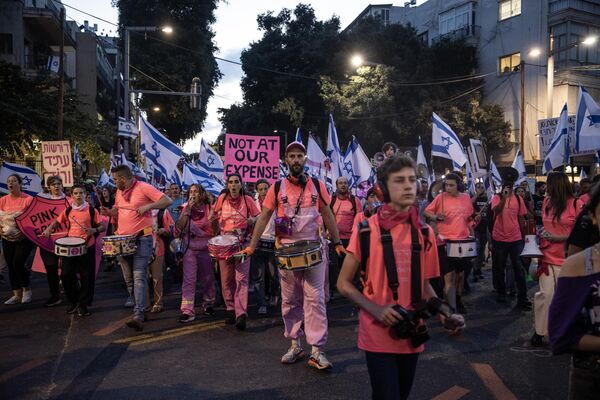 Netanyahu öncülüğündeki aşırı sağcı koalisyon hükümetinin yargı düzenlemesine karşı her hafta cumartesi akşamı kitlesel gösteriler düzenleyen İsrailliler, protestoların 20'nci haftasında ülke genelinde yine meydanlara indi. - Sputnik Türkiye