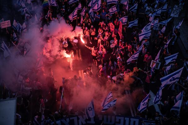 Tel Aviv'deki gösteride, ABD'de yayınlanan televizyon dizisinden esinlenen yüzlerce kadın protestocu da yargı düzenlemesine karşı kırmızı pelerin ve beyaz boneler takarak yaptıkları sembolleşen koreografiyi sergiledi. - Sputnik Türkiye