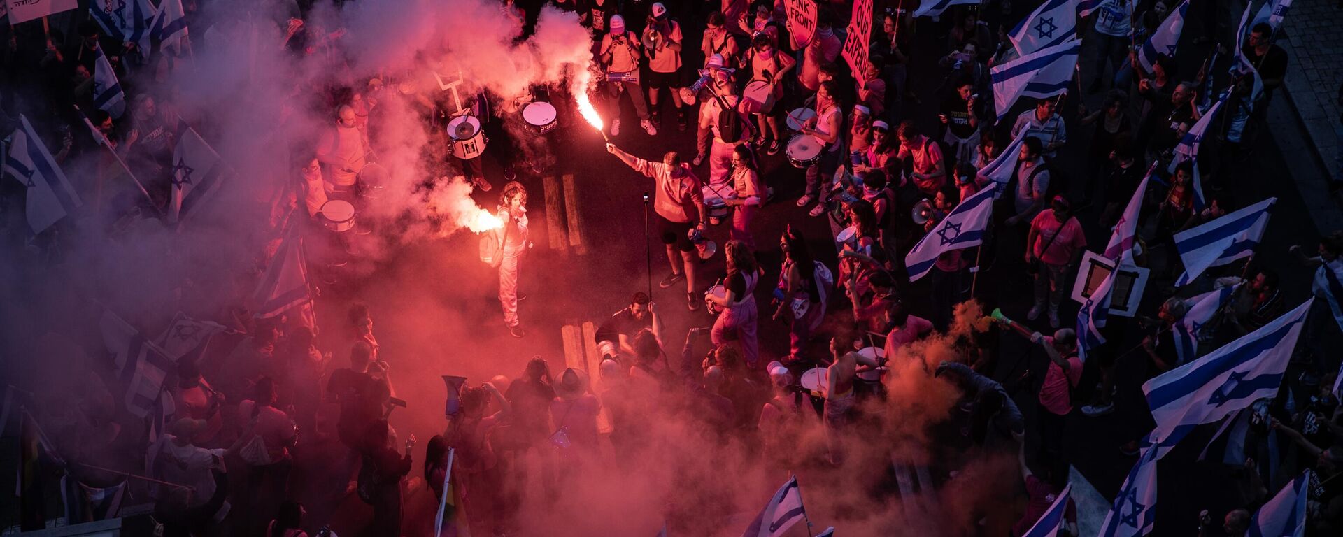 Tel Aviv'deki gösteride, ABD'de yayınlanan televizyon dizisinden esinlenen yüzlerce kadın protestocu da yargı düzenlemesine karşı kırmızı pelerin ve beyaz boneler takarak yaptıkları sembolleşen koreografiyi sergiledi. - Sputnik Türkiye, 1920, 16.07.2023