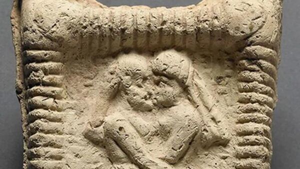 Babil eseri, öpüşen çift - Sputnik Türkiye