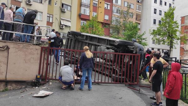 Beşiktaş'ta yokuş aşağı kayan minibüs doğalgaz kutusuna çarparak patlattı - Sputnik Türkiye