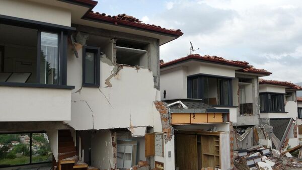 Malatya’nın Yeşilyurt ilçesinde milyonluk onlarca villa, Kahramanmaraş merkezli depremlerde enkaza döndü. Hasar tespit çalışmalarında ağır hasarlı olduğu belirlenen villaların önümüzdeki günlerde yıkılması bekleniyor. - Sputnik Türkiye