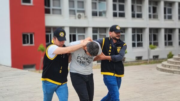Adana'nın merkez Seyhan ilçesinde sokakta tartıştığı Erkin Karaaslan'a kafa atarak ölümüne neden olduğu iddiasıyla gözaltına alınan Caner Zerayalp tutuklandı. - Sputnik Türkiye