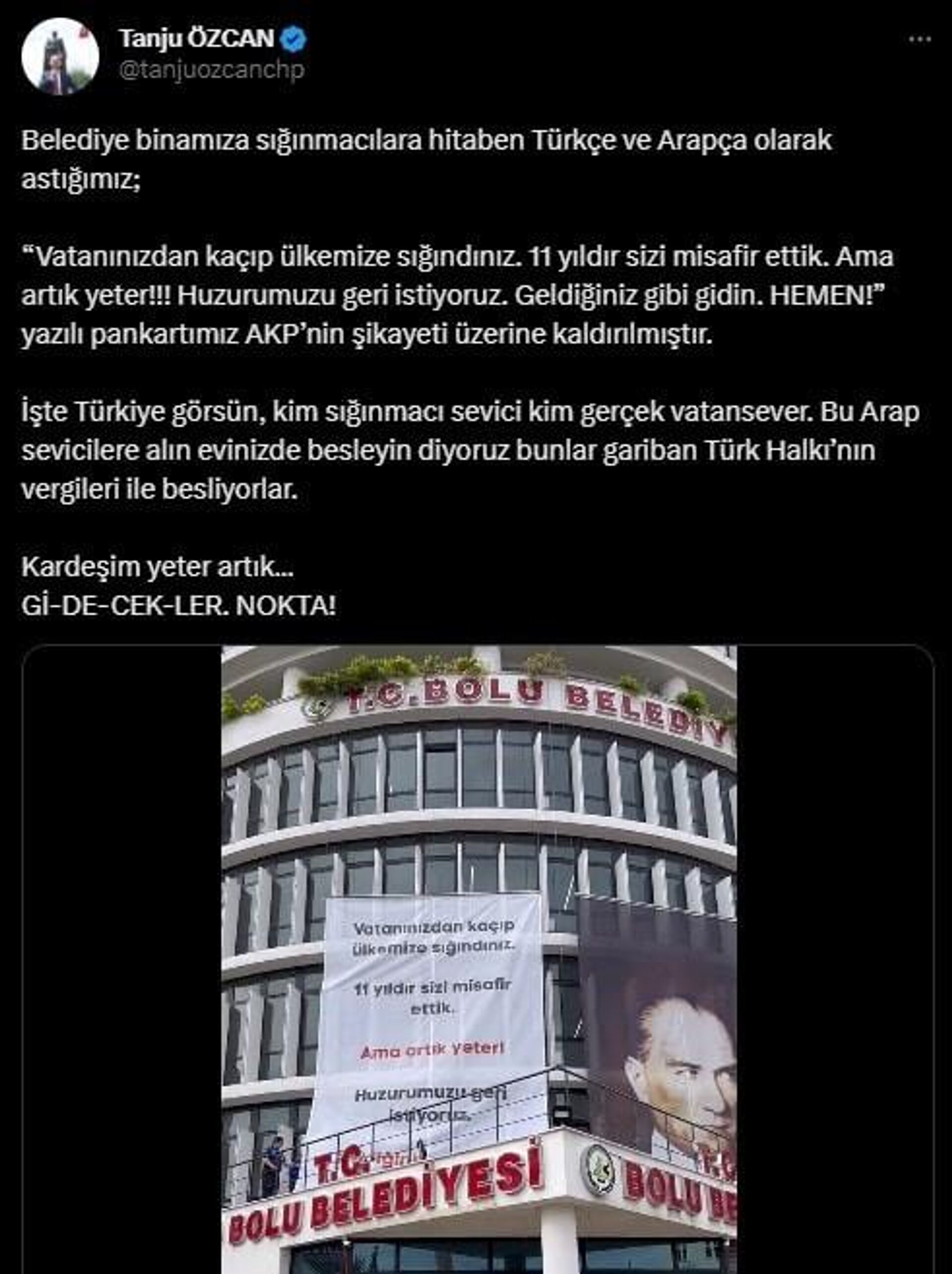 Bolu Belediye Başkanı Tanju Özcan'ın belediye binasına astırdığı geçici sığınmacılara yönelik Türkçe ve Arapça ifadelerin yer aldığı pankart seçim yasakları çerçevesinde indirildi. - Sputnik Türkiye, 1920, 25.05.2023