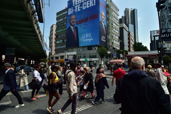 İkinci tur yarışı devam ederken İstanbul caddelerinde afişlerin yarışı - Sputnik Türkiye