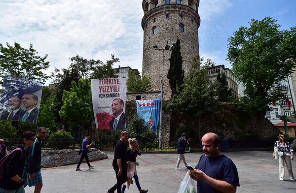 İkinci tur yarışı devam ederken İstanbul caddelerinde afişlerin yarışı - Sputnik Türkiye