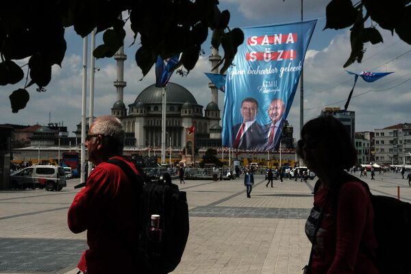 İkinci tur yarışı devam ederken İstanbul caddelerinde afişlerin yarışı - Sputnik Türkiye