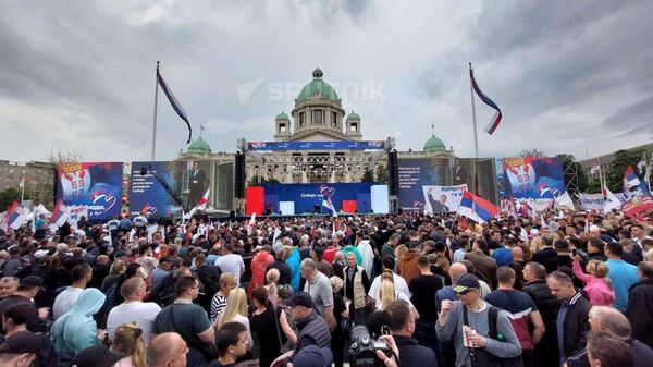 Sırbistan'da Cumhurbaşkanı Vucic'e destek mitingine binlerce kişi katıldı - Sputnik Türkiye