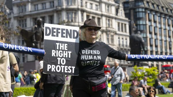 İngiltere'de polisin yetkilerini artıran yasa protesto edildi - Sputnik Türkiye