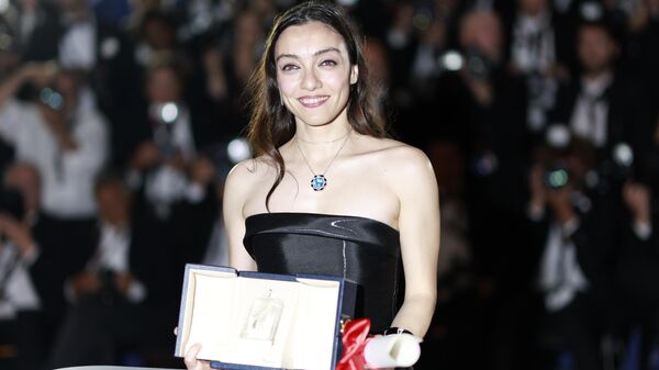 Oyuncu Merve Dizdar, 76’ncı Cannes Film Festivali'nde Nuri Bilge Ceylan’ın yönettiği “Kuru Otlar Üzerine” filmindeki rolü ile “En İyi Kadın Oyuncu” ödülüne layık görüldü. - Sputnik Türkiye