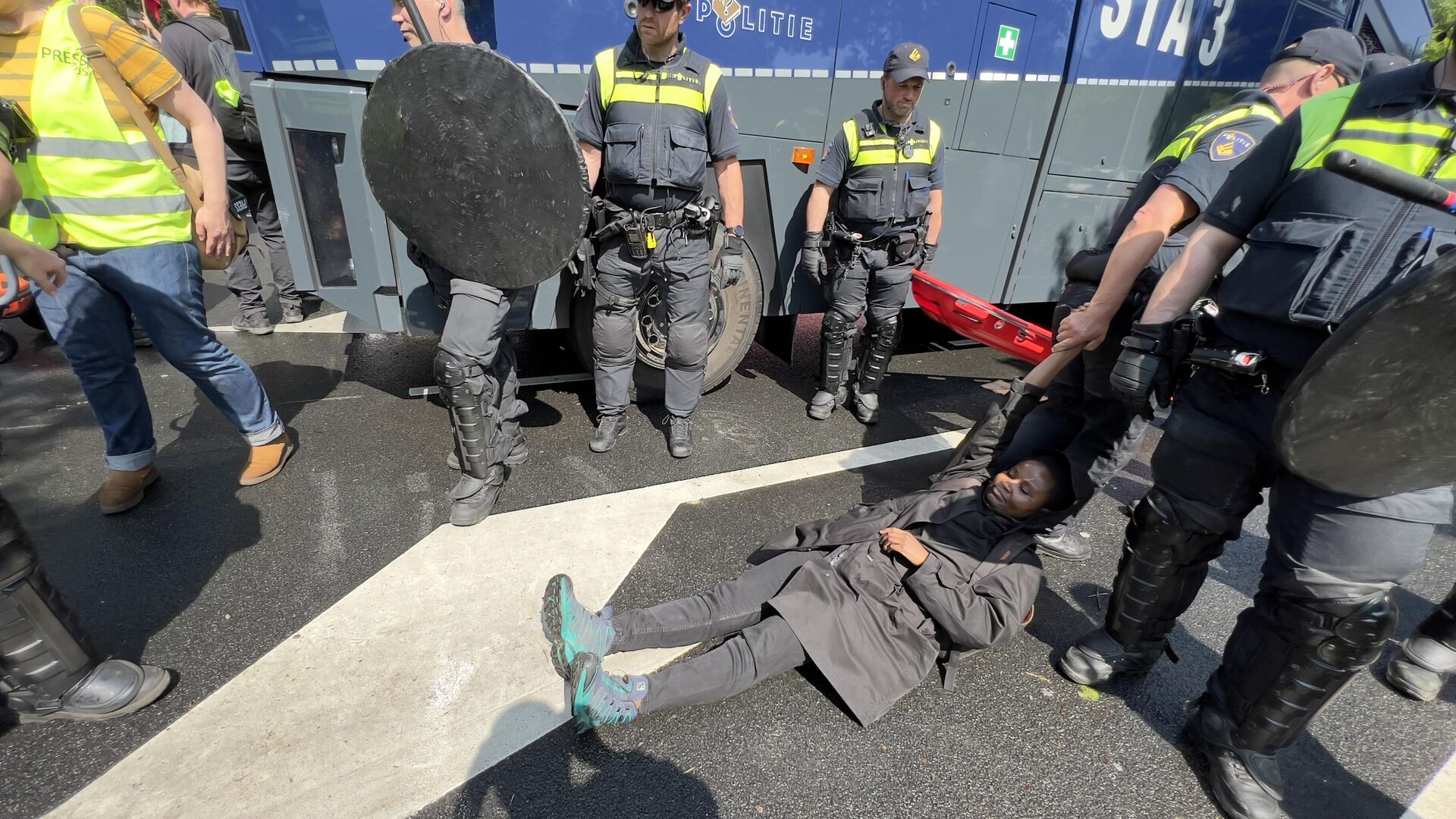 Hollanda'da polis, idari başkent Lahey'de parlamentoya giden A12 ana yolunun son kısmını kapatarak fosil yakıt kullanımının sonlandırılması için eylem yapan iklim aktivistlerine tazyikli suyla müdahale ederek 1579 kişiyi gözaltına aldı.
 - Sputnik Türkiye, 1920, 28.05.2023