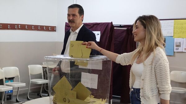 Türkiye İşçi Partisi (TİP) Genel Başkanı Baş, Cumhurbaşkanı Seçimi'nin ikinci turunda oyunu Kadıköy'de kullandı. - Sputnik Türkiye