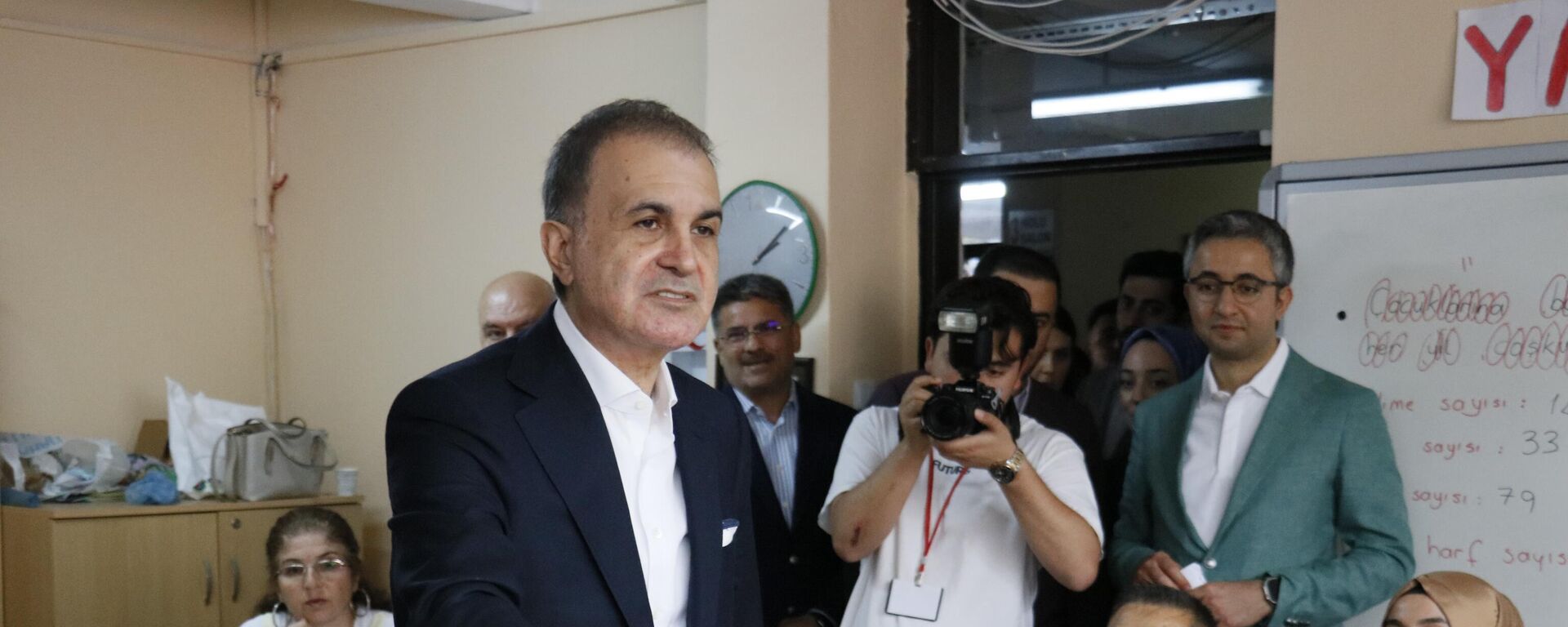 AK Parti Genel Başkan Yardımcısı ve Parti Sözcüsü Ömer Çelik, Memleketimizde huzur içerisinde, güven içerisinde demokrasimizin gücünü göstererek bir kere daha sandığa gidiyoruz. Gezdiğimiz okullarda huzurlu bir biçimde vatandaşlarımız oylarını kullanıyorlar dedi. - Sputnik Türkiye, 1920, 28.05.2023