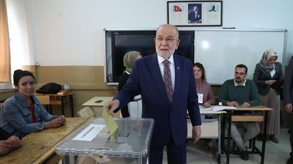 Saadet Partisi Genel Başkanı Karamollaoğlu, Cumhurbaşkanı Seçimi'nin ikinci turu için oyunu kullandı. - Sputnik Türkiye
