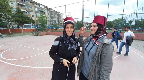 Edirne'de 2 seçmen, Cumhurbaşkanı Seçimi 2. Tur seçimleri için fes takarak oy kullandı. - Sputnik Türkiye