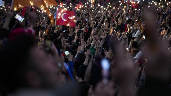 Cumhurbaşkanı  Erdoğan'ın  resmi olmayan sonuçlara göre yeniden seçilmesini kutlamak isteyen Cumhur İttifakı seçmenleri Ankara'da sokaklara çıktı. - Sputnik Türkiye