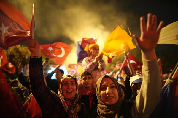Cumhurbaşkanı Recep Tayyip Erdoğan'a destek vermek isteyenler Türk bayrakları taşıyarak ve araçlarıyla konvoy oluşturarak seçim kutlaması yaptı. - Sputnik Türkiye