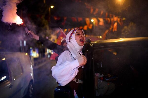 Kent içinde araçlarıyla korna çalarak Cumhurbaşkanı Erdoğan'ın başarısını kutlayanlar çalınan marşlara ve seçim şarkılarına eşlik etti. - Sputnik Türkiye