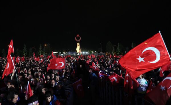 Cumhurbaşkanı Erdoğan Beştepe'de kendini bekleyen destekçilerine Beştepe'de yaklaşık  320 bin kişiye hitap etti. - Sputnik Türkiye