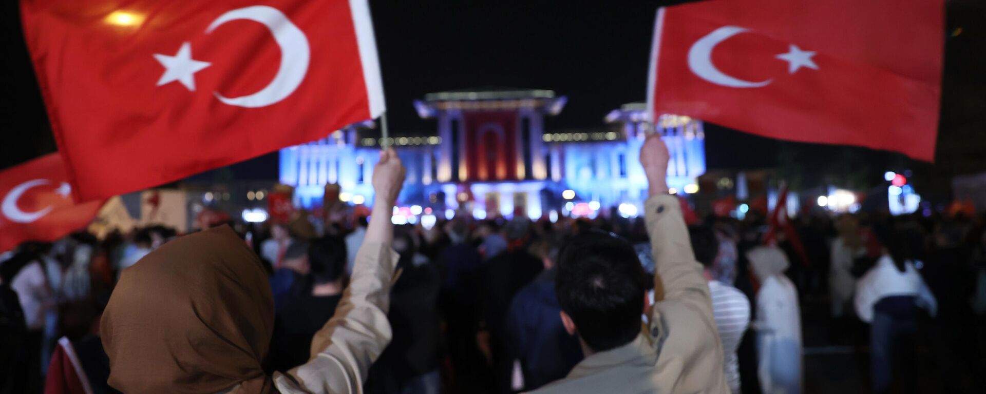Cumhurbaşkanı Recep Tayyip Erdoğan, Cumhurbaşkanı Seçimi'nin ikinci turunun ardından Cumhurbaşkanlığı Külliyesinde kalabalığa hitap etti.  - Sputnik Türkiye, 1920, 28.05.2023