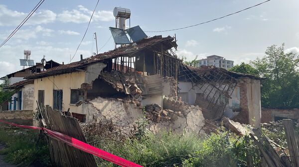 Malatya'da, Kahramanmaraş merkezli depremlerde ağır hasar alan kerpiç evin bir kısmı kendiliğinden çöktü. Evin etrafına güvenlik şeridi çekildi. - Sputnik Türkiye