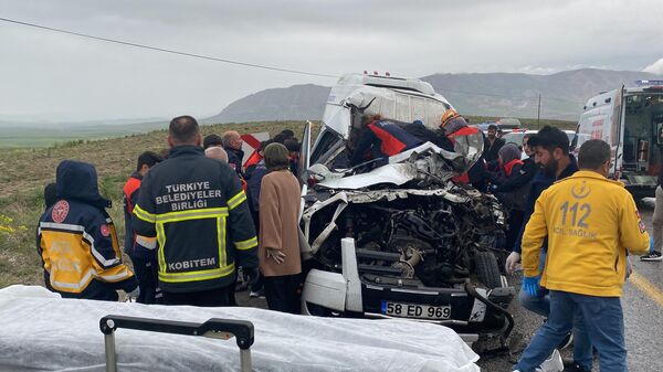 Sivas'ta tır ile servis aracının çarpışması sonucu meydana gelen kazada ölü ve yaralıların olduğu bildirildi - Sputnik Türkiye