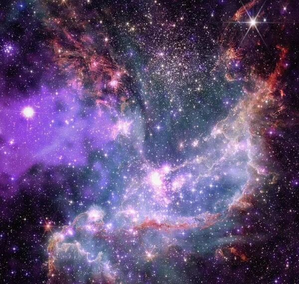 NGC 346, Küçük Macellan Bulutu&#x27;nda, Dünya&#x27;dan yaklaşık 200 bin ışık yılı uzaklıkta bir yıldız kümesine deniliyor. James Webb Uzay Teleskobu tarafından çekilen görüntüler, yıldızların ve gezegenlerin oluşumları sırasında kaynak malzeme olarak kullandıkları gaz ve toz bulutlarını ve yaylarını gösteriyor.   NTV&#x27;nin aktardığına göre, Chandra’nın yakaladığı soldaki mor bulut ise büyük bir yıldızdan gelen bir süpernova patlamasının kalıntılarını oluşturuyor.   NASA, &quot;Chandra verileri ayrıca yüzeylerinden dışarıya doğru güçlü rüzgarlar gönderen genç, sıcak ve büyük yıldızları da ortaya çıkarıyor&quot; ifadelerini kullandı. - Sputnik Türkiye