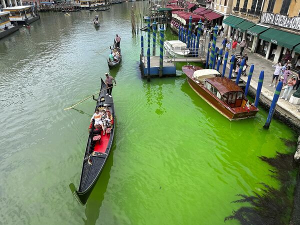 İtalyan İtfaiyesi&#x27;nden yapılan açıklamaya göre, Büyük Kanal’ın tarihi Rialto Köprüsü yakınlarındaki kısmı sabah saatlerinde fosforlu yeşil bir renge büründü. - Sputnik Türkiye