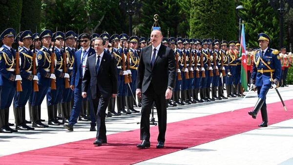 Bölgede İran ile gerilim artmaya devam ederken İsrail Cumhurbaşkanı Isaac Herzog, Azerbaycan'a ziyarette bulundu. 'Azerbaycan'ı bir stratejik ortak ve bölgesel istikrarın çapası olarak görüyoruz' diyen Herzog, Bakü'ye resmi ziyaret gerçekleştiren ilk İsrail Cumhurbaşkanı oldu.  - Sputnik Türkiye