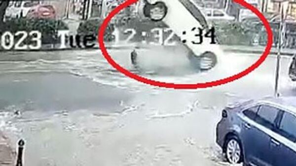 Yağmurda yerinden fırlayan rögar kapağı otomobili savurdu - Sputnik Türkiye