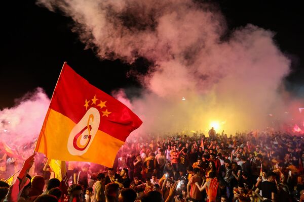 Spor Toto Süper Lig'in 36. haftasında Galatasaray bitime 2 hafta kala 23. şampiyonluğunu ilan etmesiyle Galatasaraylı taraftarlar, şampiyonluk sevinci yaşadı. - Sputnik Türkiye