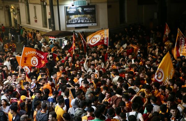 Galatasaraylı taraftarların kutlamaları objektiflere böyle yansıdı. - Sputnik Türkiye