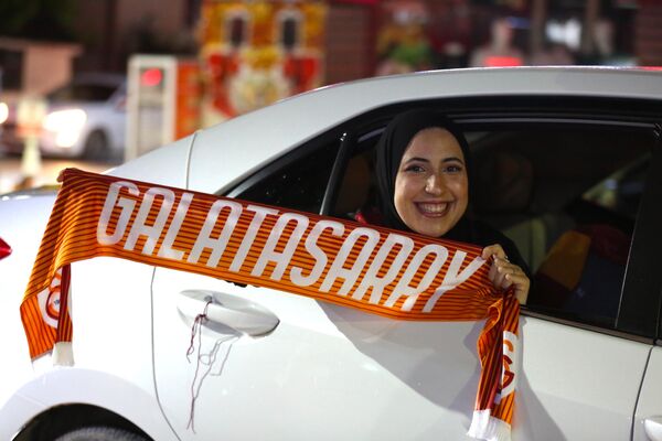 Galatasaraylı taraftarların kutlamaları objektiflere böyle yansıdı. - Sputnik Türkiye