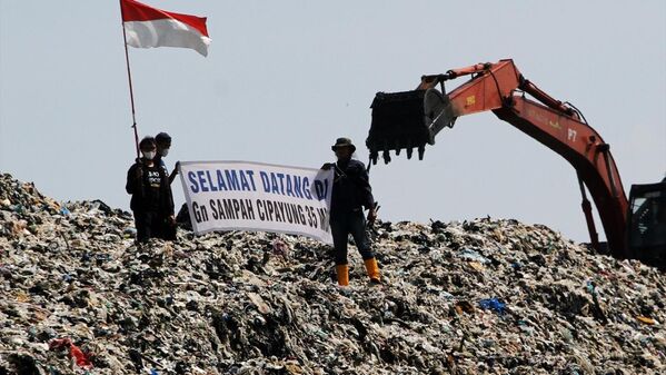 Endonezya’da her gün yükselen çöp dağına karşı çevre eylemi - Sputnik Türkiye
